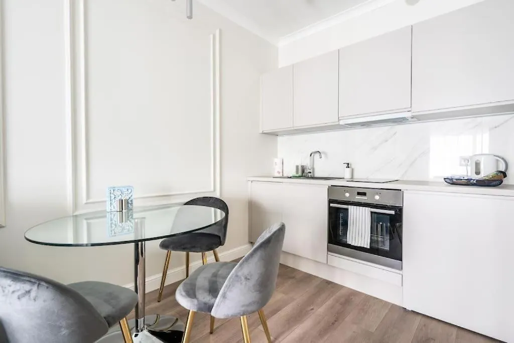 Urban Chic - Luxury Warsaw Stays - Mennica Residence - 4 Bedrooms 0*,