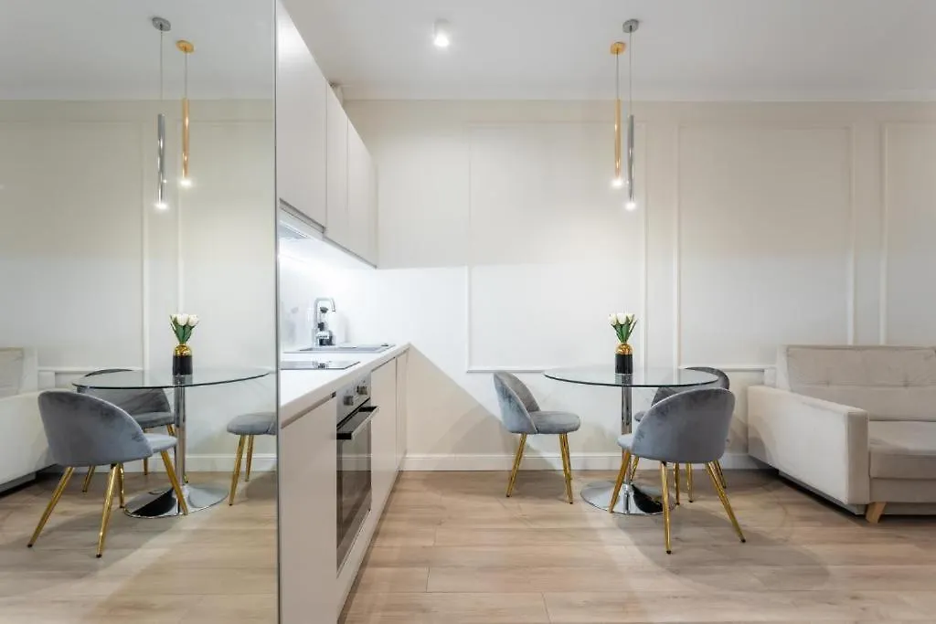 Urban Chic - Luxury Warsaw Stays - Mennica Residence - 4 Bedrooms 0*,  Poland