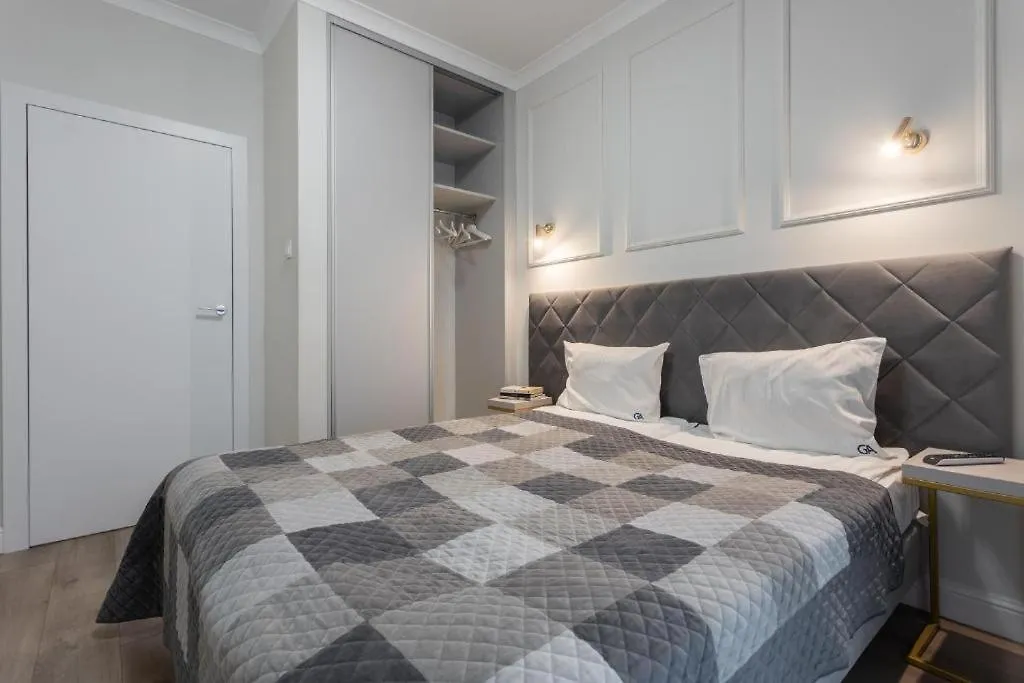 Urban Chic - Luxury Warsaw Stays - Mennica Residence - 4 Bedrooms Polsko