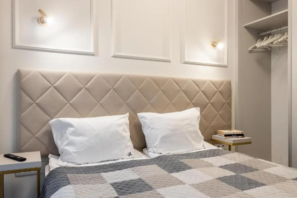 Urban Chic - Luxury Warsaw Stays - Mennica Residence - 4 Bedrooms 0*,
